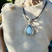 Labradorite extra pendentif larme photo envers du pendentif) sur argent massif 925, livré avec son cordon fermoir - Boutique de lithothérapie La Porte des Secrets