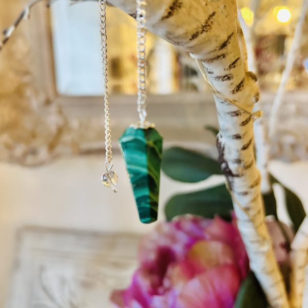 Pendule Malachite du Congo - petit cône (29xm) avec chaine argenté) - Boutique ésotérique La Porte des Secrets