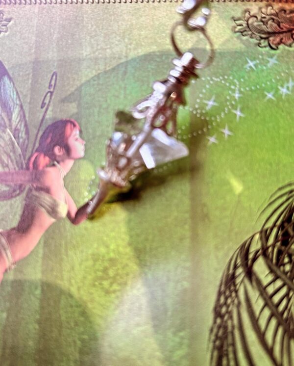 Pendule Pyramide Cristal de roche métal argenté ajouré chaîne 7 chakras - Forme original et raffinée - Boutique ésotérique La Porte des Secrets