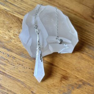 Pendule cône Cristal de roche travaillé en métal argenté - Boutique ésotérique La Porte des Secrets