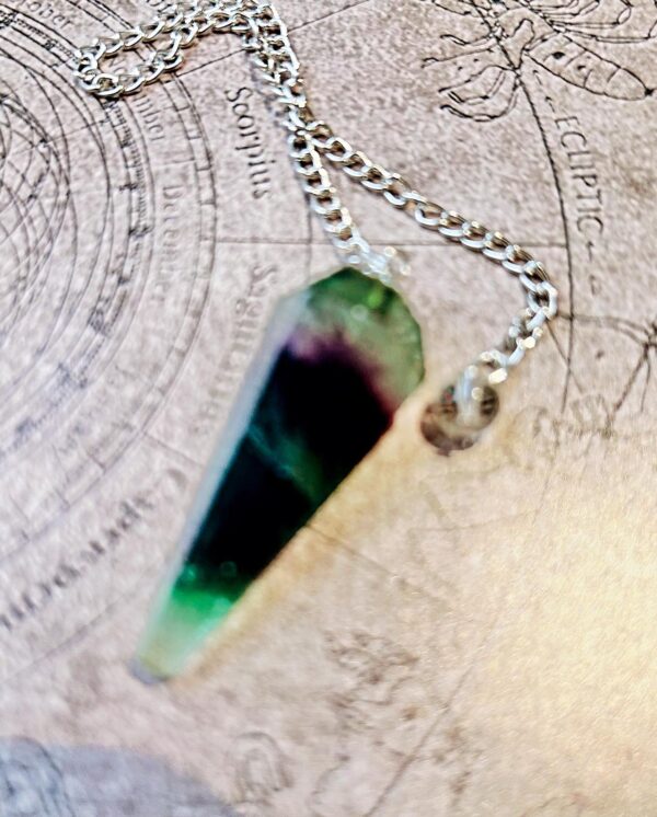 Pendule Fluorite naturelle forme cône - Boutique de lithothérapie et ésotérique La Porte des Secrets