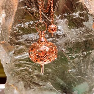 Pendule sphère ajouré en Laiton cuivré dentelle - Boutique La Porte des Secrets