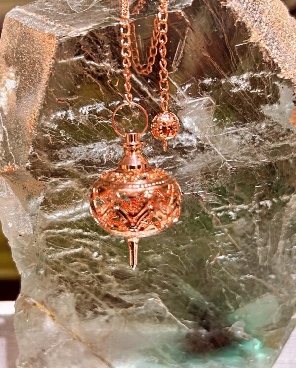 Pendule sphère ajouré en Laiton cuivré dentelle - Boutique La Porte des Secrets