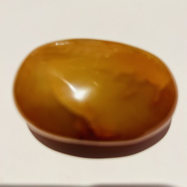 Sardoine grand galet plat Madagascar 82 grammes, longueur 6.2 cm, largeur 4.5 cm, épaisseur1.5 cm - Boutique de minéraux La Porte des Secrets