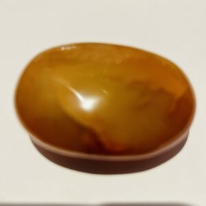 Sardoine grand galet plat Madagascar 82 grammes, longueur 6.2 cm, largeur 4.5 cm, épaisseur1.5 cm - Boutique de minéraux La Porte des Secrets