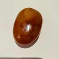 Sardoine grand galet plat Madagascar 6.2 x 4.6 cm, 82 grammes - Boutique de Minéraux La Porte des Secrets