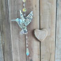 Capteur de lumière Colibri suspension solaire avec cristaux arc en ciel 41.5cm boutique ésotérique La Porte des Secrets