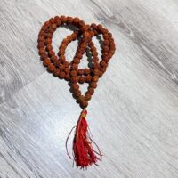 Mala perles de Rudraksha véritable pompon rouge - Boutique La Porte des Secrets