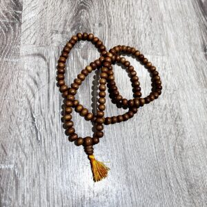 Mala en bois d'encens perles 6 mm et petit pompon jaune - Boutique La Porte des Secrets