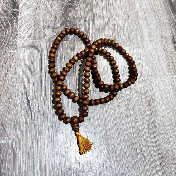 Mala en bois d'encens perles 6 mm et petit pompon jaune - Boutique La Porte des Secrets