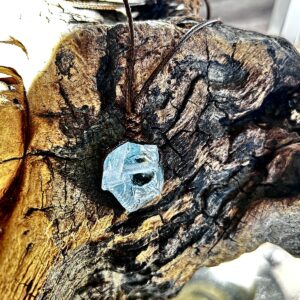 Pendentif belle aigue marine brute forme libre 2.5 cm - Boutique de minéraux La Porte des Secrets