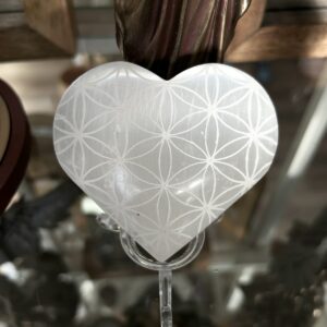 Cœur de Sélénite gravé Fleur de Vie 9cm boutique La Porte des Secrets