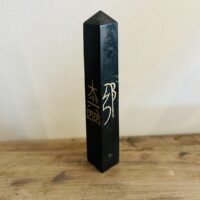 Obélisque Reiki en Obsidienne noire, gravures or hauteur 11 cm - Boutique La Porte des Secrets