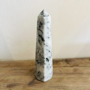 Obélisque 8 faces en SPINELLE naturelle hauteur 9.8 cm - Boutique La Porte des Secrets