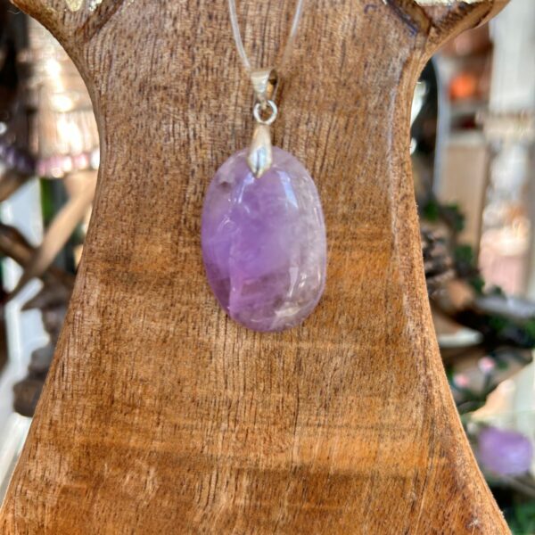 Pendentif en Améthyste de Bolivie forme ovale 4 cm - Boutique La Porte des Secrets