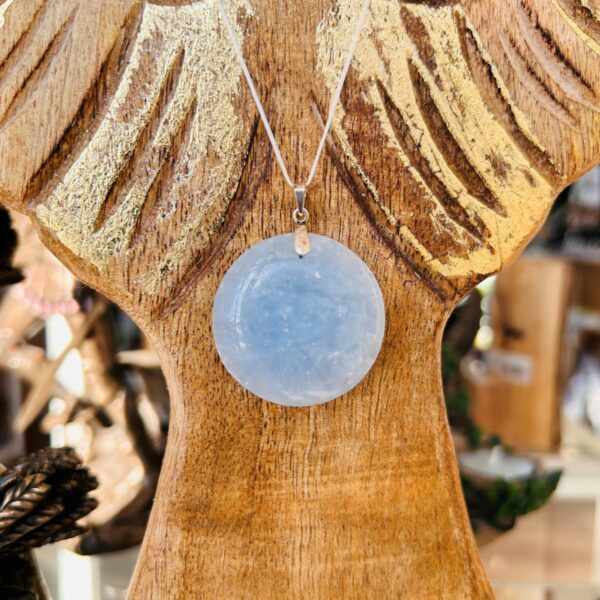 Calcite bleue pendentif de qualité extra pierre ronde 3,5 cm sur argent 925/1000 de Madagascar Boutique La Porte des Secrets