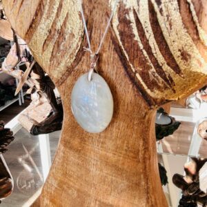 Pendentif en Pierre de Lune bleue Madagascar 4 cm - Boutique La Porte des Secrets