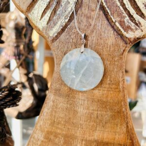 Pendentif Pierre de lune bleue ronde 3.5 x 3.5 cm - Boutique La Porte des Secrets