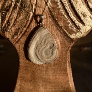 Pendentif pierre avec Carte Désert Druzy argent 4.1 cm - Pierre rare et méconnue - Boutique de Pierres & Minéraux La Porte des Secrets