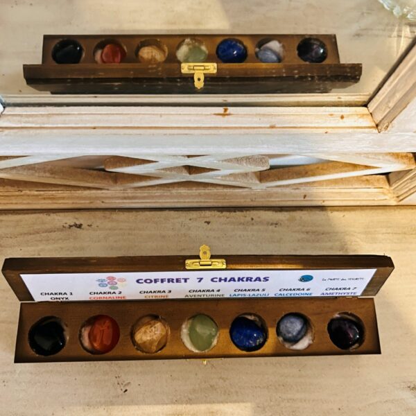 Coffret en bois verni 7 chakras pierres naturelles roulées de la boutique - Boutique La Porte des Secrets