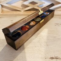 Coffret de bois 7 chakras pierres roulées naturelles - Boutique La Porte des Secrets