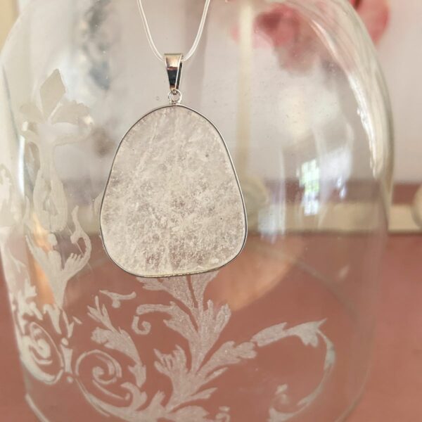 Médaillon quartz de Cristal de roche hauteur 4.8 cm largeur 4 cm Boutique La Porte des Secrets