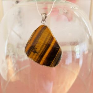 Médaillon oeil de tigre cerclé métal argenté inoxydable livré avec un cordon coton noir - Boutique La Porte des Secrets