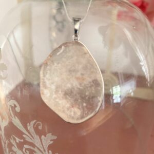 Médaillon quartz de Cristal de roche hauteur 4.8 cm largeur 4 cm Boutique La Porte des Secrets