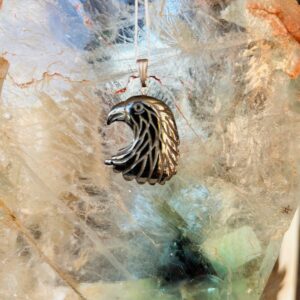 Pendentif en hématite aigle - taille 3 x 2 cm environ - Boutique La Porte des Secrets