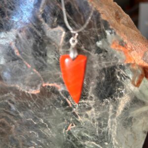 Pendentif Jaspe rouge dent de requin 2.5 cm - Boutique La Porte des Secrets