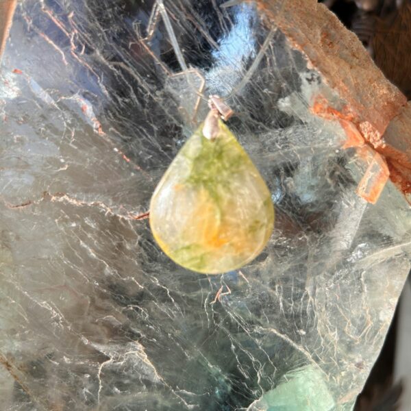 Pendentif en Quartz vert pierre goutte Madagascar, très belle transparence - Boutique La Porte des Secrets