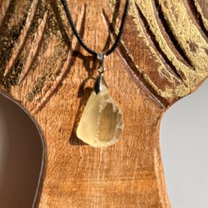 Pendentif en Citrine naturelle, pierre brute de forme libre - Boutique La Porte des Secrets
