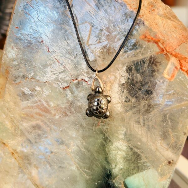 Hématite tortue -animal totem environ 2 cm - Boutique La Porte des Secrets
