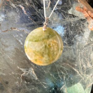 Pendentif en Quartz vert pierre ronde 3.8 x 38 cm - Boutique La Porte des Secrets