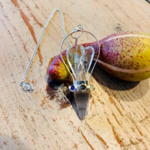 Pendule ange en cristal de roche et pierres 7 chakras. hauteur 5 cm Boutique La Porte des Secrets