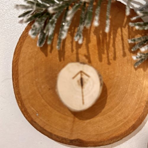 Rune 17. TIWAZ - TYRen bois brut naturel - Boutique La Porte des Secrets