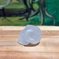 Crâne de cristal de roche fait main au Mexique, hauteur 3 cm taille 4.5 cm - Boutique La Porte des Secrets