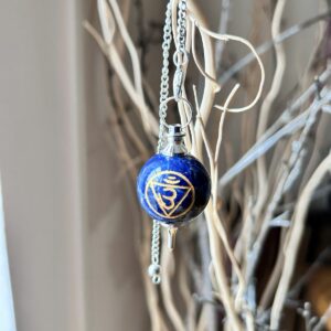 Pendule de Sodalite du chakra 3-ème œil (Ajna) gravé or boutique ésotérique La Porte des Secrets