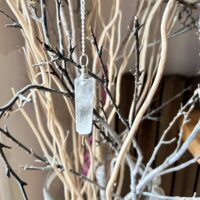 Pendule Cristal de roche forme allongé facetté et laiton argenté boutique ésotérique La Porte des Secrets