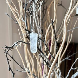 Pendule Cristal de roche forme allongé facetté et laiton argenté boutique ésotérique La Porte des Secrets