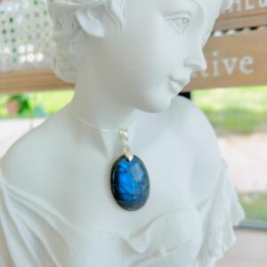Pendentif en Labradorite forme ovale qualité extra sur argent 925 Madagascar boutique La Porte des Secrets