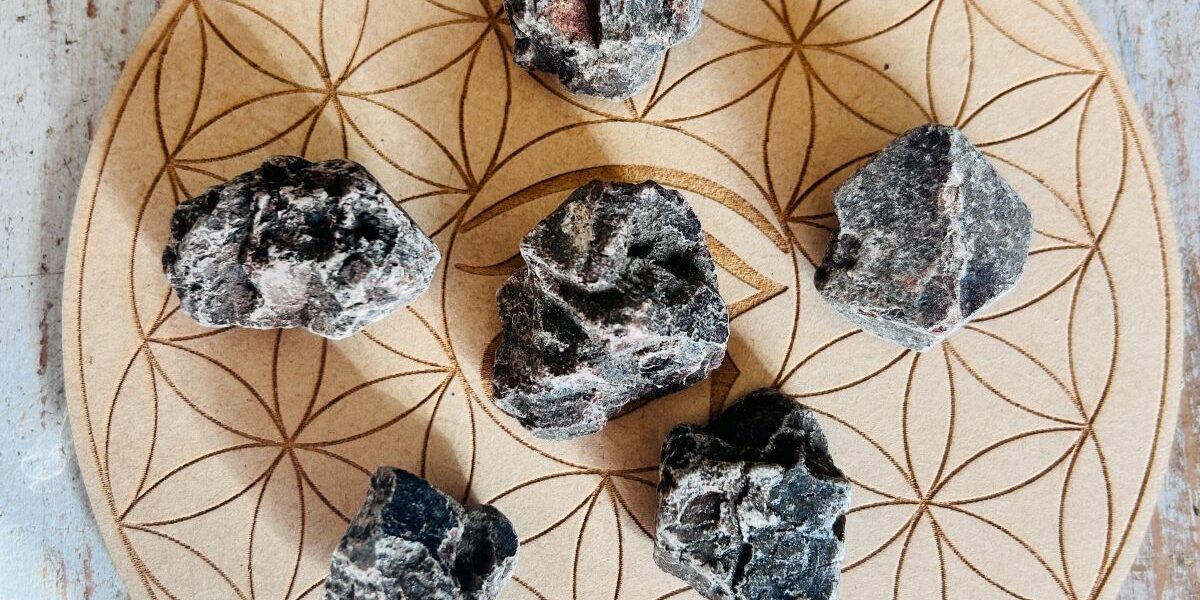 Zircon rouge ou Hyacinthe brut boutique La Porte des Secrets