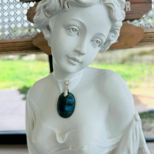 Pendentif en Labradorite forme ovale qualité extra sur argent 925 Madagascar boutique La Porte des Secrets