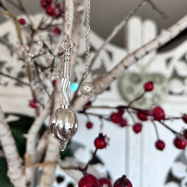 Pendule laiton argenté forme atypique 6cmx1.50cm, poids environ 30 gr boutique ésotérique La Porte des Secrets