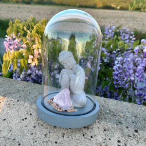 Bouddha méditation et quartz rose brut sous cloche en verre hauteur 23 cm boutique ésotérique La Porte des Secrets