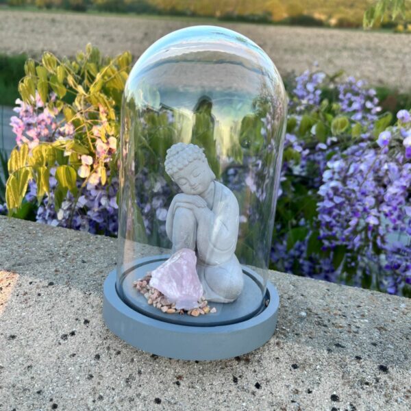 Bouddha méditation et quartz rose brut sous cloche en verre hauteur 23 cm boutique ésotérique La Porte des Secrets