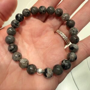 Bracelet en yooperlite véritable agrémenté d'une perle d'argent 925. Perles en 8mm. Boutique La Porte des Secrets