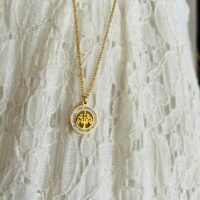 Arbre de vie en pendentif acier doré et zircons 1.3 cm - livré avec sa chaîne dorée - boutique La Porte des Secrets