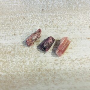 Cyanite Rose Brésil - pierre brute 5 gr - boutique de pierres La Porte s des Secrets