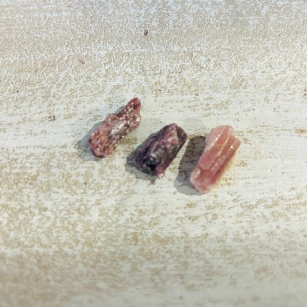 Cyanite Rose Brésil - pierre brute 5 gr - boutique de pierres La Porte s des Secrets